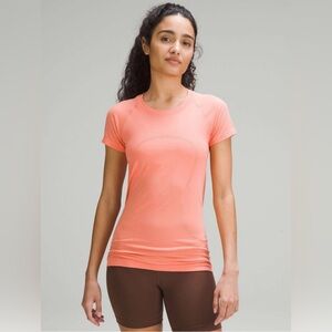 Lululemon Swiftly Tech Short Sleeve Shirt 2.0 in
Sunny Coral Size 4 EUC